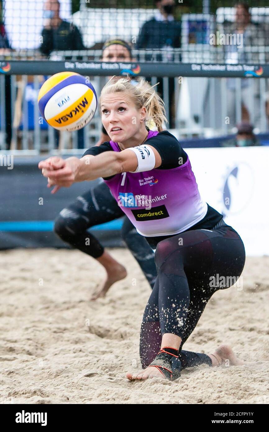 Timmendorfer Strand, Germania. 05 settembre 2020. Kim Behrens (Brema) scava una palla ai campionati tedeschi di Beach volley. Credit: Frank Molter/dpa/Alamy Live News Foto Stock