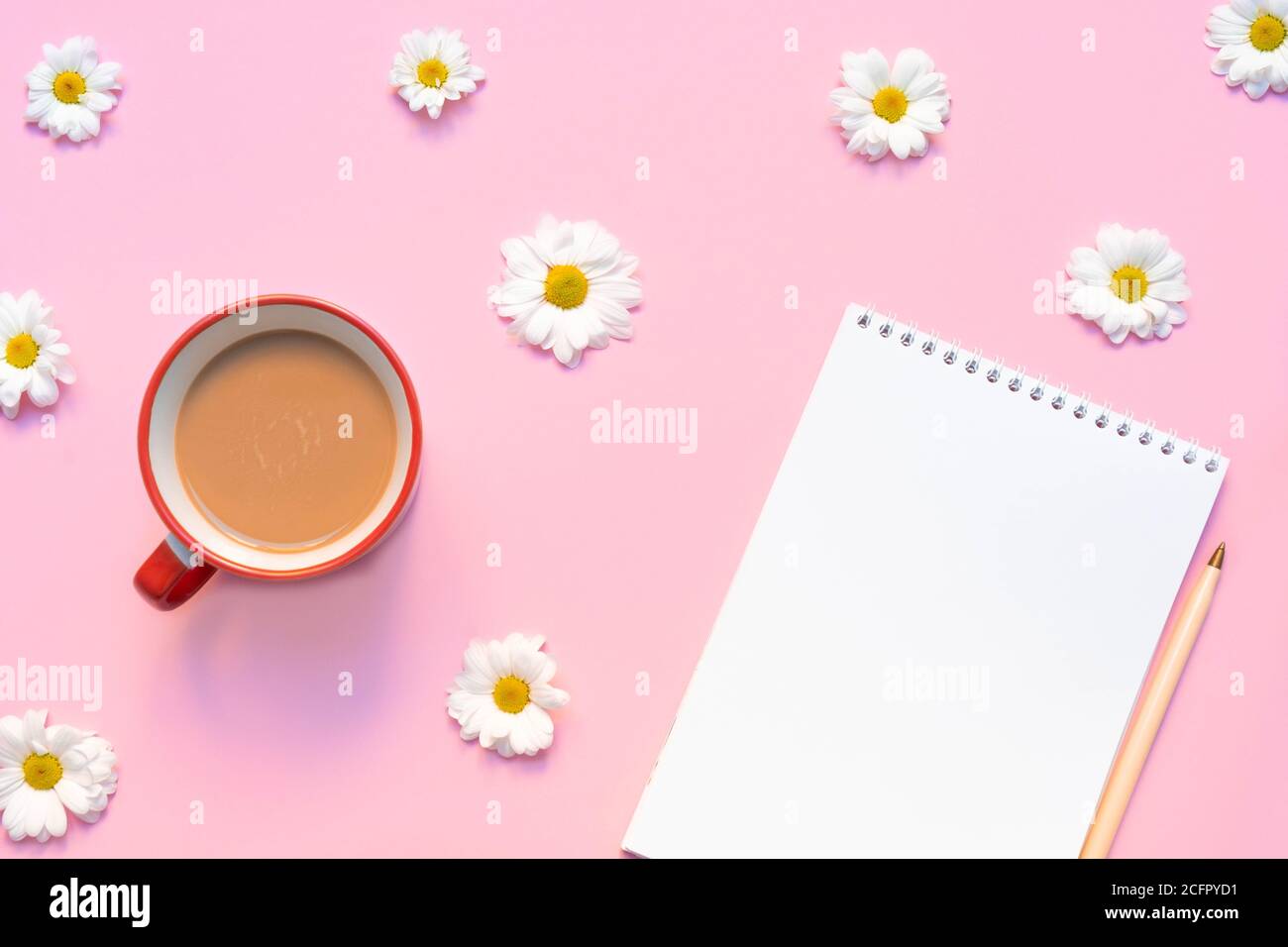 Taccuino vuoto con tazza da caffè, penna e fiori su sfondo rosa pastello. Composizione estiva o primaverile. Immagine con spazio di copia, vista dall'alto, disposizione piatta Foto Stock