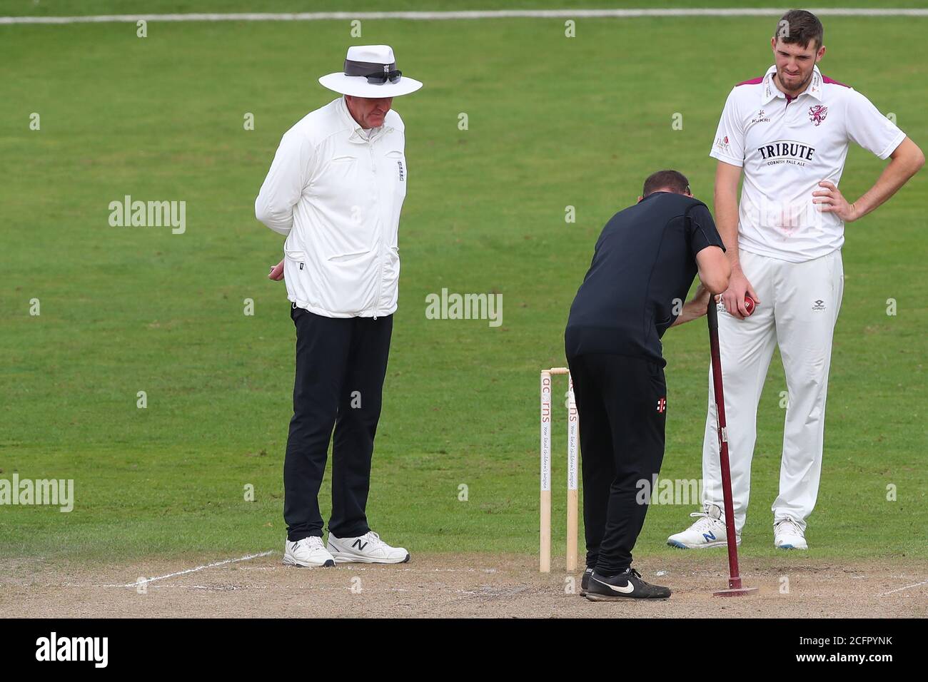 Worcester, Regno Unito. 07 settembre 2020. WORCESTER, INGHILTERRA. SETTEMBRE 07 2020: Il personale di terra ripara il campo durante il secondo giorno del campionato della contea, Bob Willis Trophy match between, Worcestershire e Somerset a New Road, Worcester, Inghilterra il 7 settembre 2020. (Foto di Mitchell Gunn/ESPA-Images) Credit: European Sports Photo Agency/Alamy Live News Foto Stock