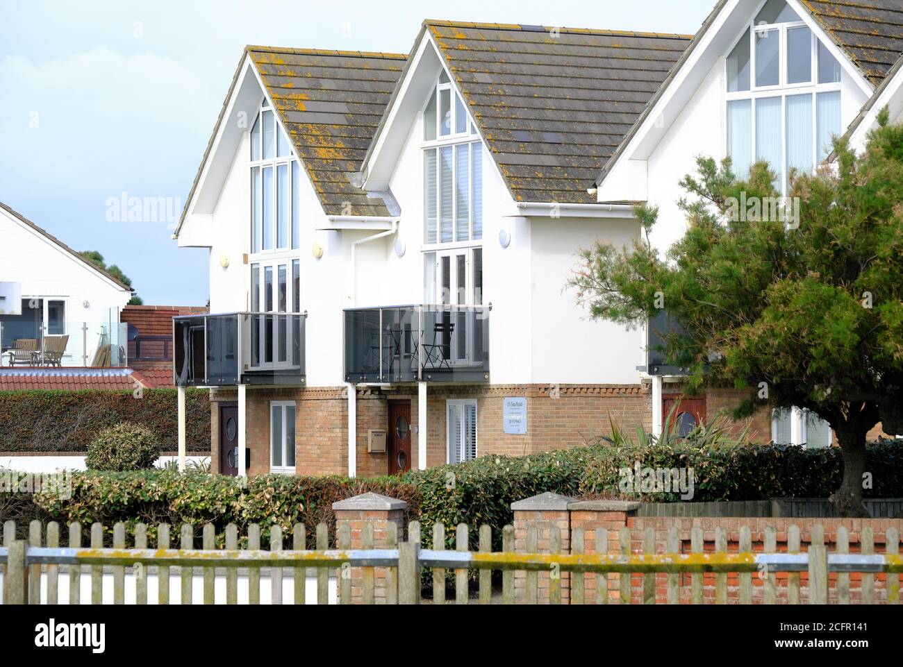 Case a Milford-on-Sea, di fronte agli aghi, al largo dell'Isola di Wight Foto Stock