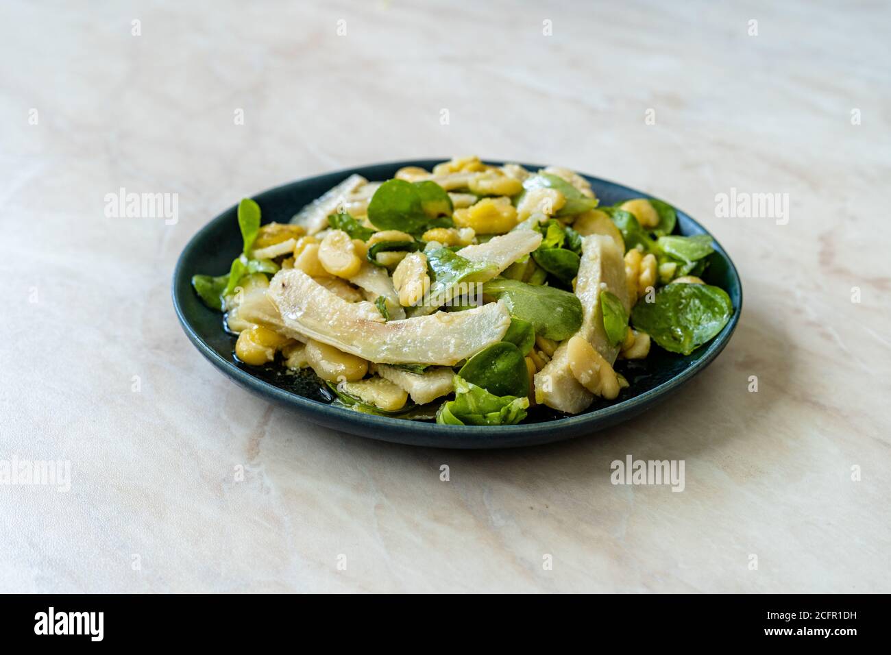 Carciofo a fette con fagioli, insalata di purslane, parmigiano grattugiato e olio d'oliva. Cibo biologico sano stile tradizionale. Foto Stock