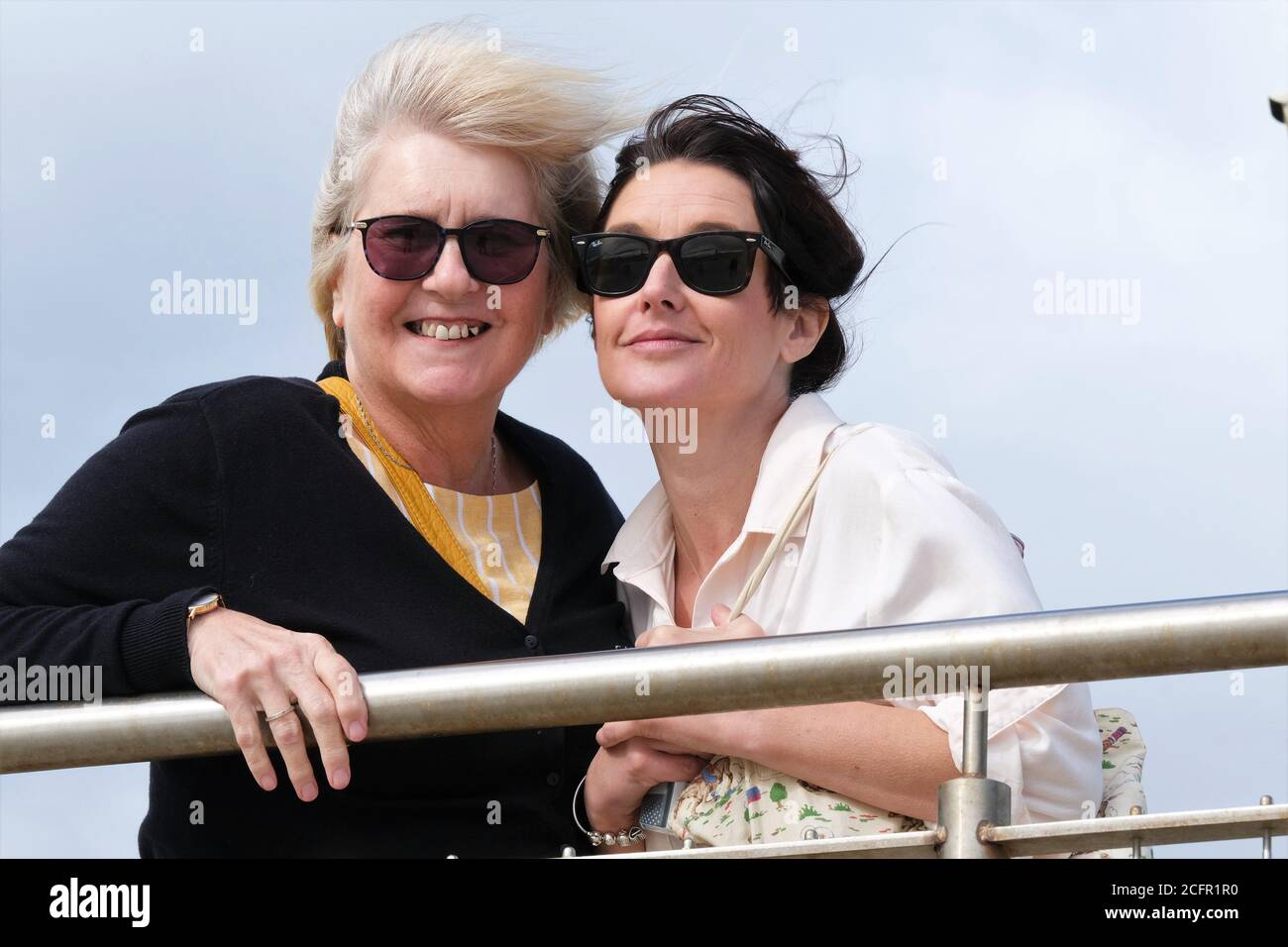 Una coppia godendo di una brezza estiva a Milford-on-Sea, Hampshire.UK Foto Stock