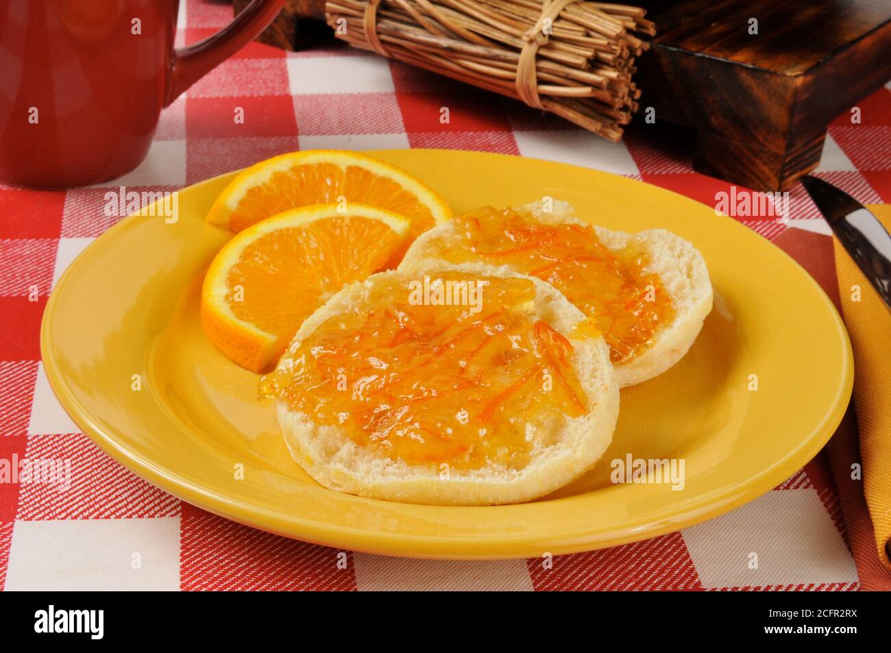 Muffin di Engilsh freschi con marmellata d'arancia Foto Stock