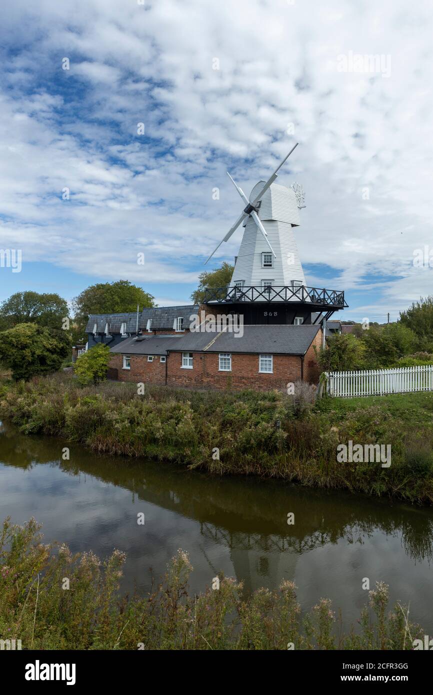 Il mulino a vento di segale sul fiume Tillingham. Segale, East Sussex, Inghilterra Foto Stock