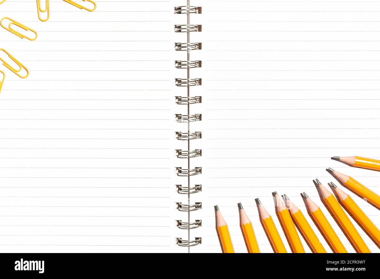 Notebook e matite gialle. Forniture minime per la scuola o l'ufficio Foto Stock