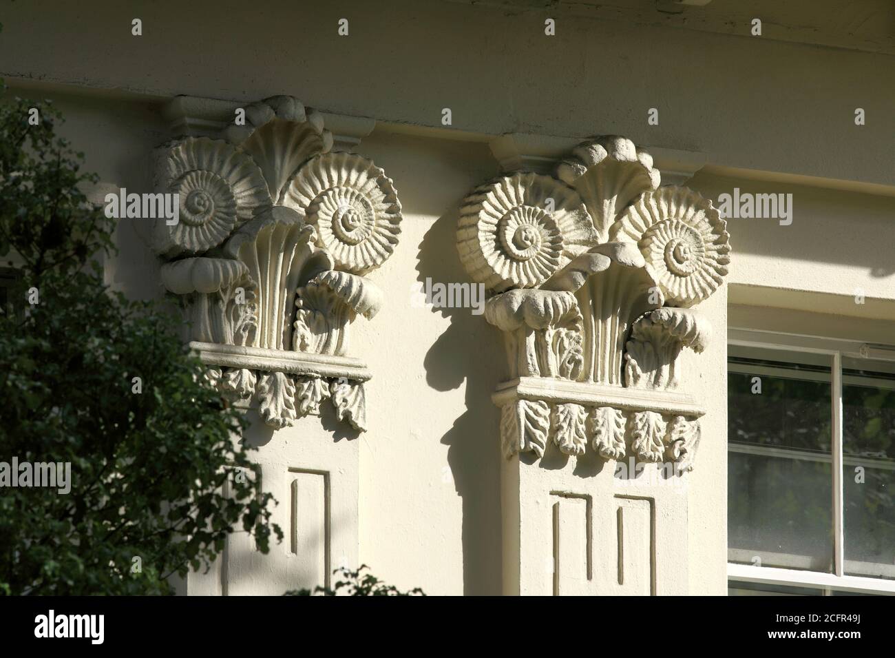 Capitelli ammoniti su un edificio progettato dall'architetto Amon Wilds, a Richmond Terrace, Brighton. Foto Stock