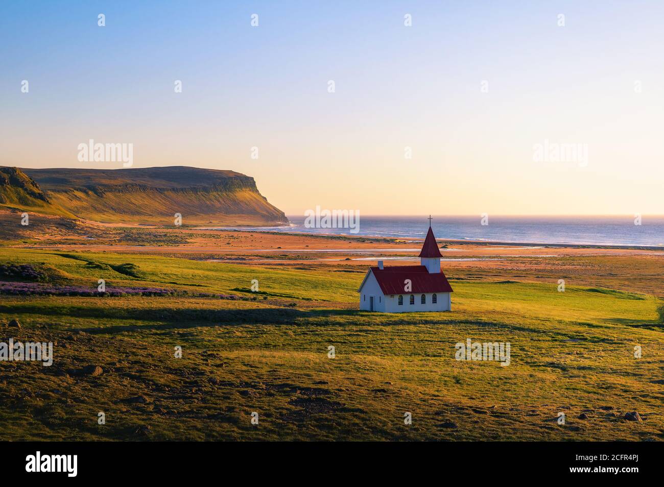 Tramonto alla chiesa di Breidavik a Westfjords, Islanda Foto Stock