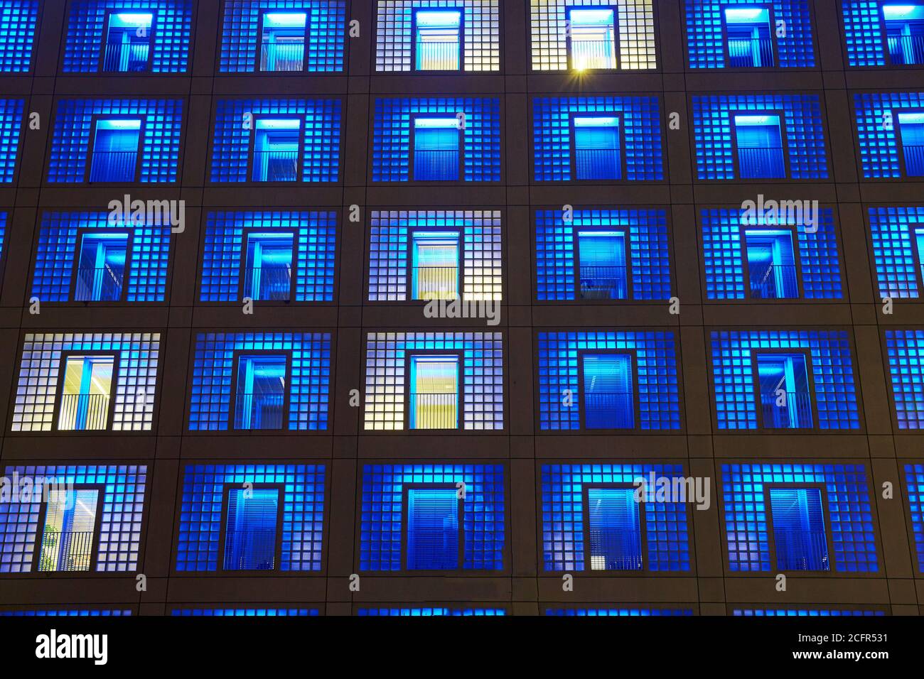 Dettaglio architettonico della biblioteca pubblica 'Stadtbibliothek' di Stoccarda illuminata di notte in blu, l'architetto Eun Young Yi Foto Stock