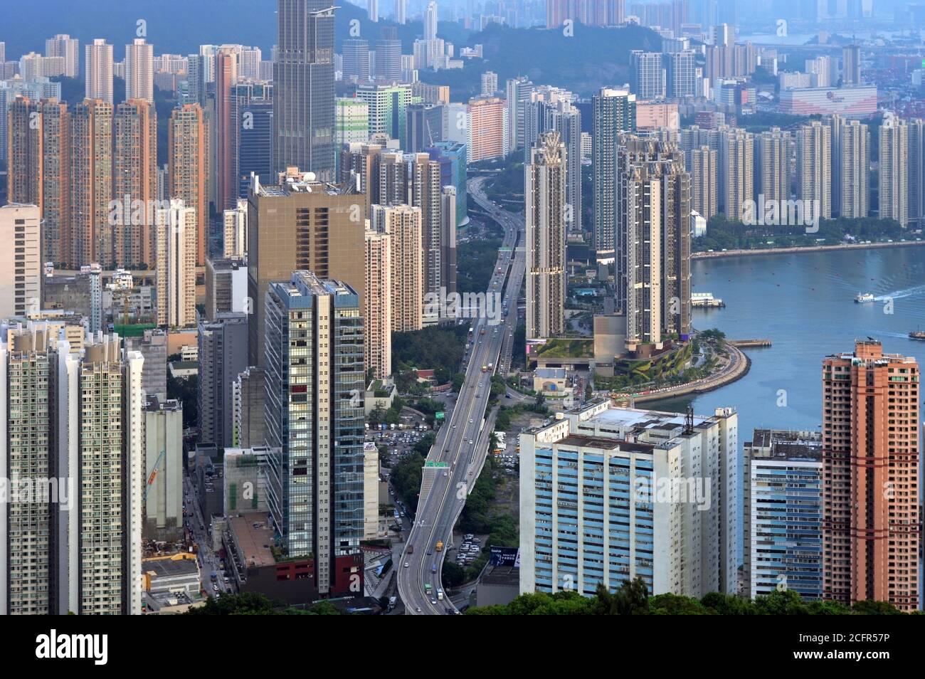 Autostrada di Hong Kong (Tsuen WAN Road), edifici industriali e residenziali Foto Stock