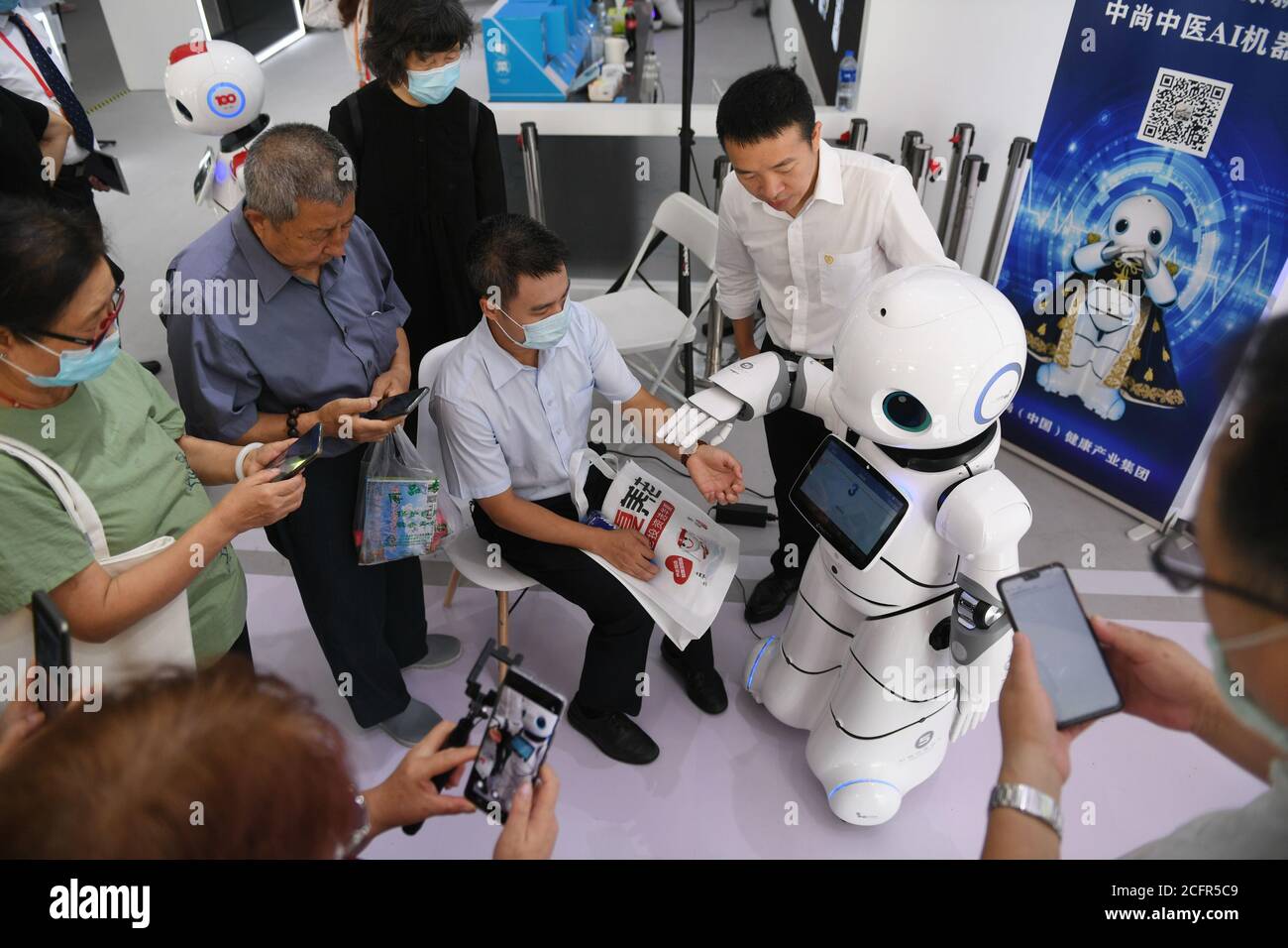 Pechino, Cina. 7 Settembre 2020. Un robot di intelligenza artificiale specializzato nella medicina tradizionale cinese (TCM) fornisce il servizio di controllo di salute all'area espositiva dei robot di servizio della Fiera Internazionale del Commercio dei servizi 2020 della Cina (CIFTIS) a Pechino, capitale della Cina, il 7 settembre 2020. Credit: CAI Yang/Xinhua/Alamy Live News Foto Stock