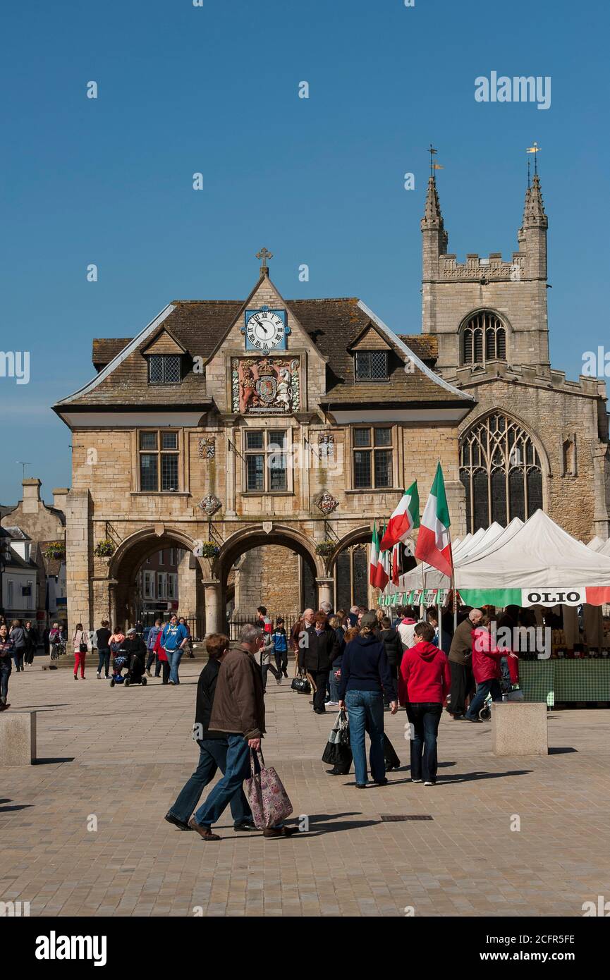 Peterborough Guildhall e un mercato italiano in Cathedral Square, Peterborough, Cambridgeshire, Inghilterra. Foto Stock