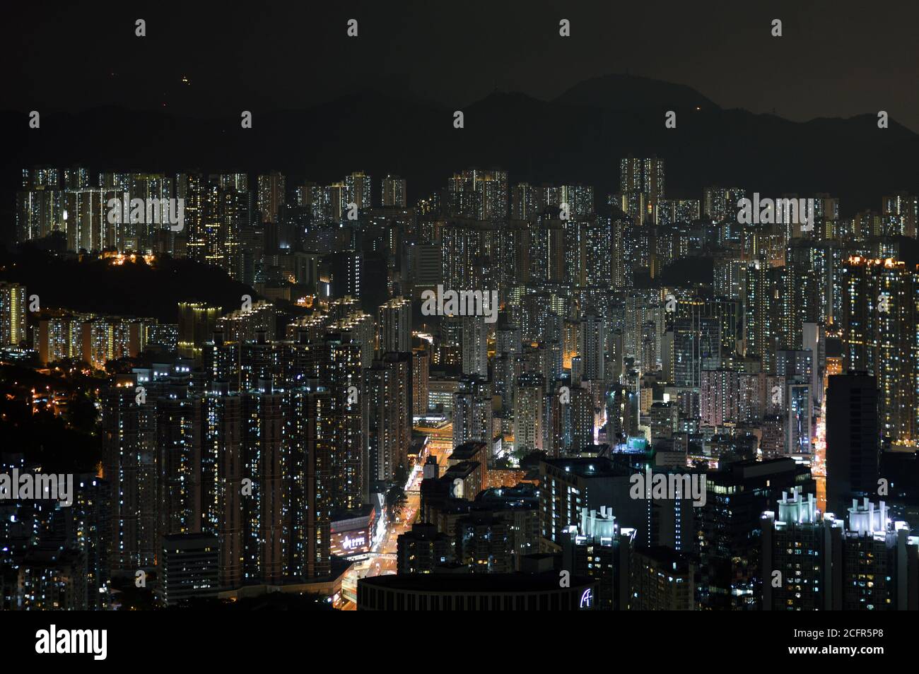 Paesaggio urbano di Hong Kong di notte (Castle Peak Road, Tsuen WAN) Foto Stock