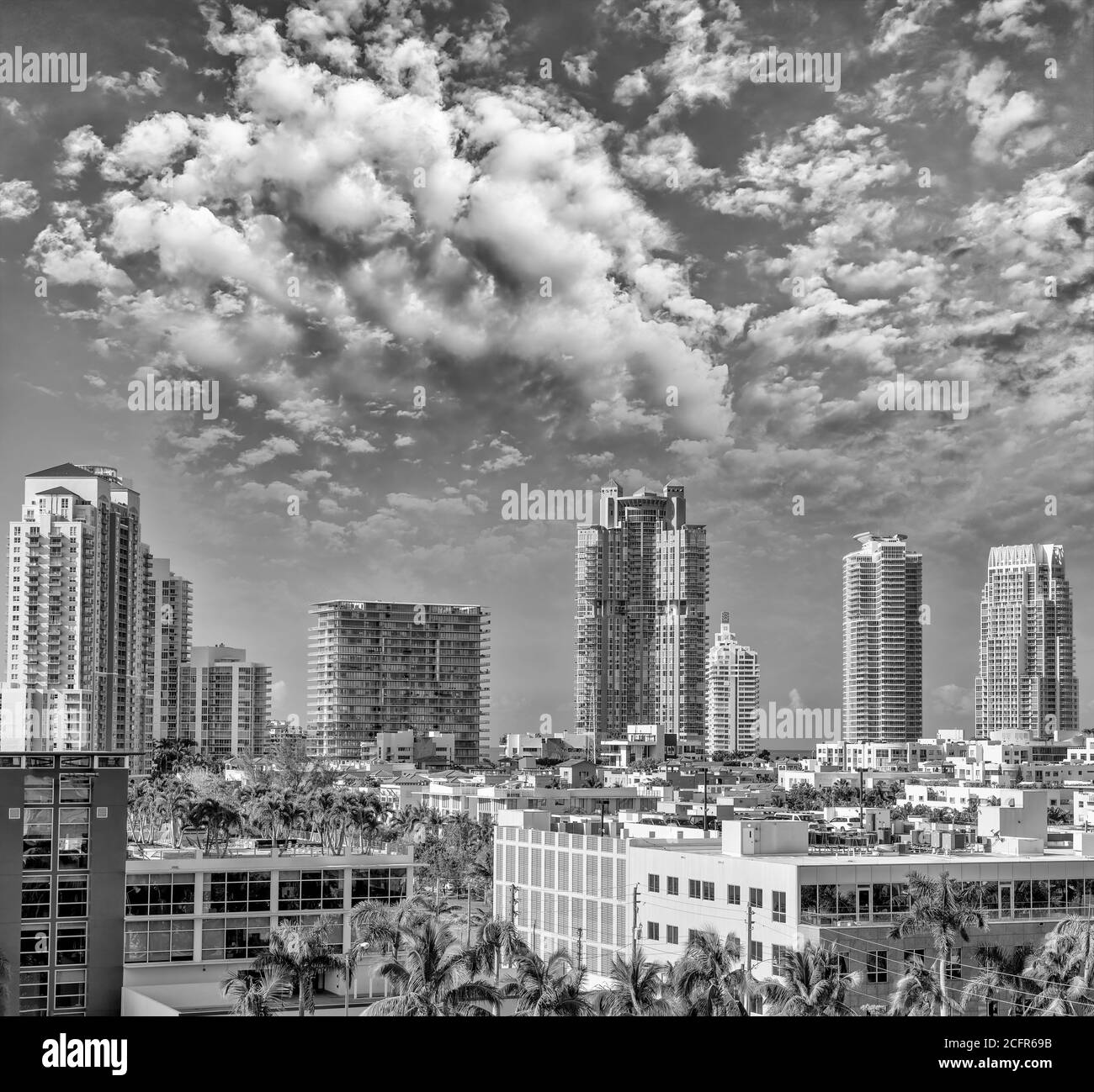 I grattacieli e le palme di Miami Beach da MacArthur Causeway, vista aerea in una giornata di sole, Florida Foto Stock