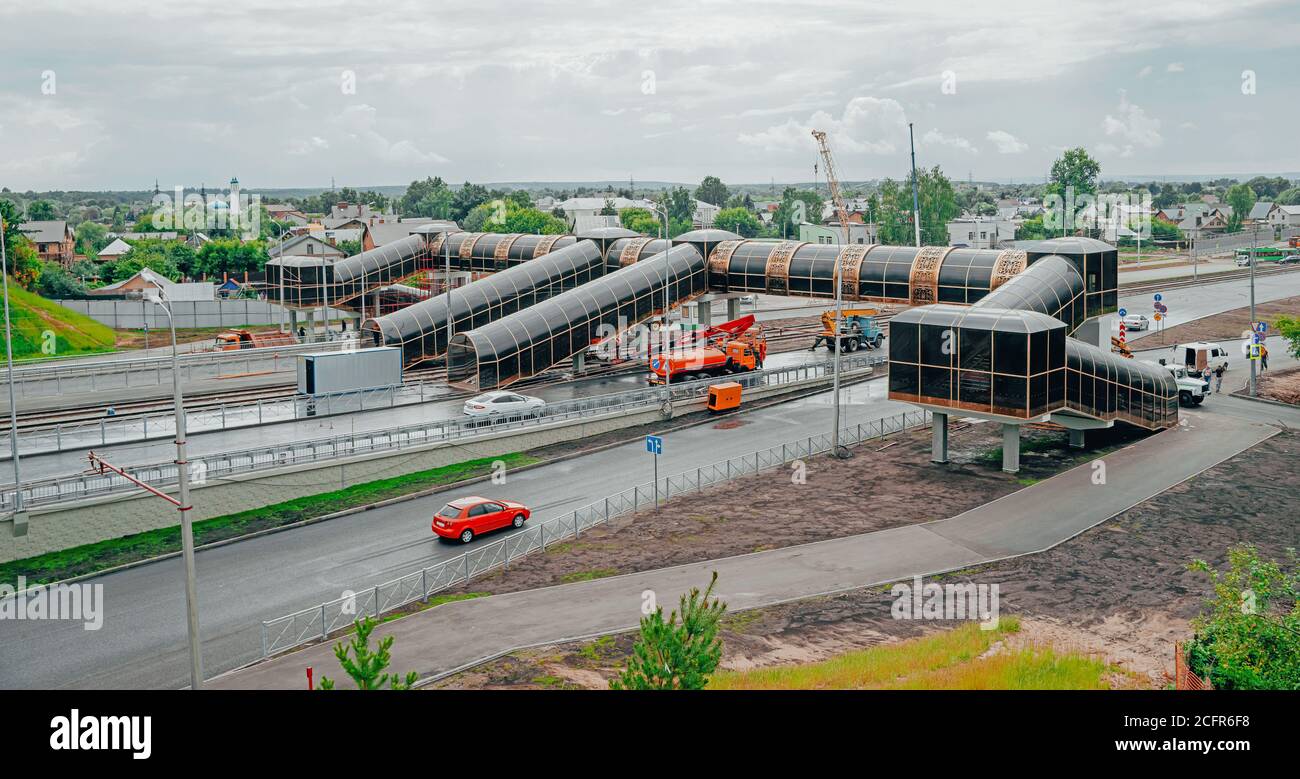Attraversamento pedonale fuori terra delle piste del tram a Kazan. Vista dall'esterno Foto Stock