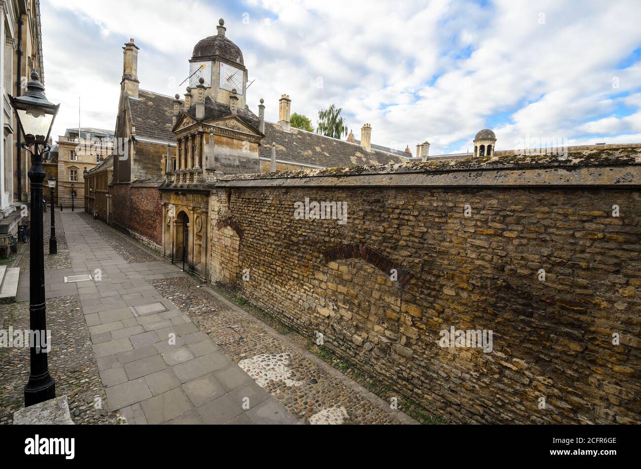 King's College Sundial Clock Tower from Senate House Passage - Cambridge, Inghilterra Foto Stock