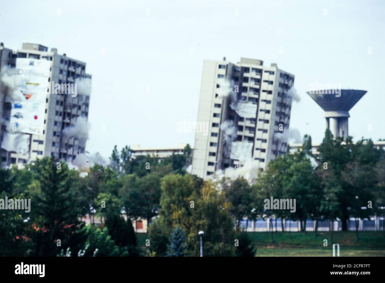 Demolizione di dieci torri nel distretto di Democratie, Venissieux, 1994, Francia Foto Stock