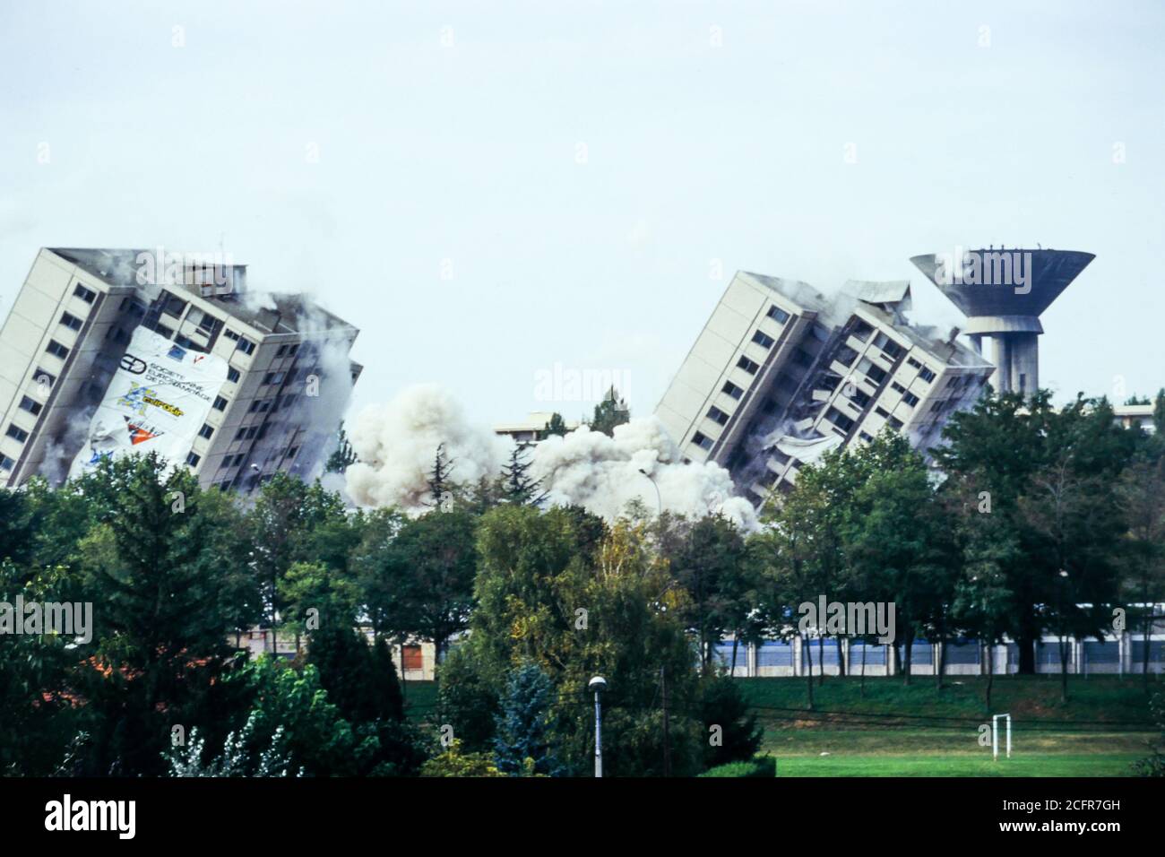 Demolizione di dieci torri nel distretto di Democratie, Venissieux, 1994, Francia Foto Stock