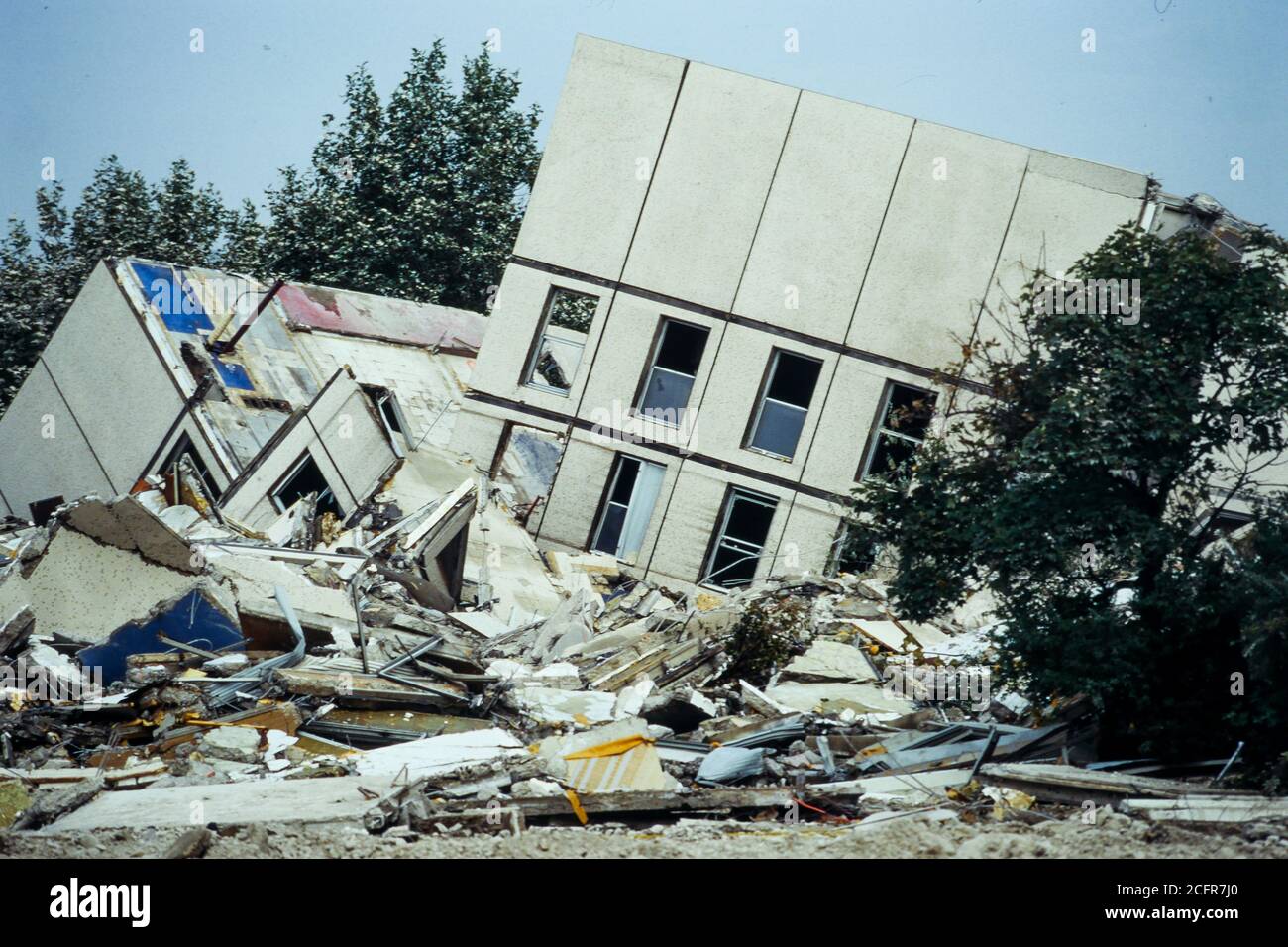 Demolizione di dieci torri nel distretto di Democratie, Venissieux, 1994, Francia Foto Stock
