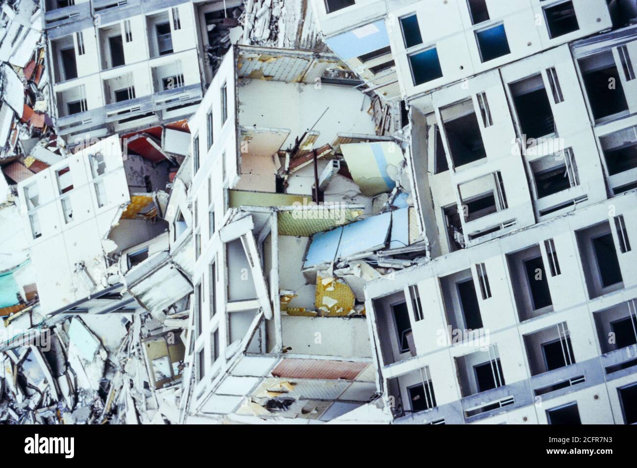 Demolizione di dieci torri nel distretto di Democratie, Venissieux, 1994, Francia Foto Stock