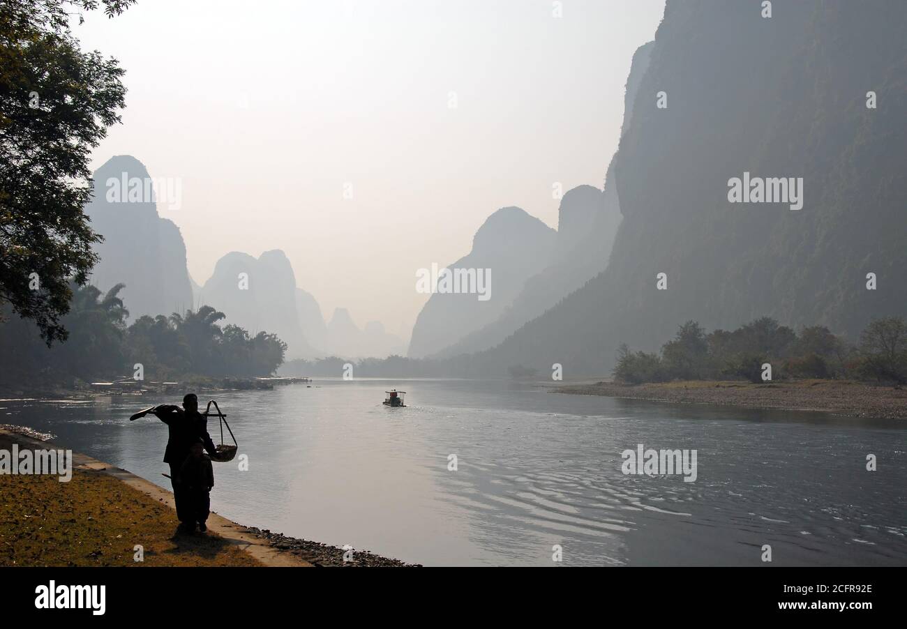 Una scena frizzante lungo il fiume li tra Guilin e Yangshuo nella provincia di Guangxi, in Cina. Persona non identificabile. Foto Stock