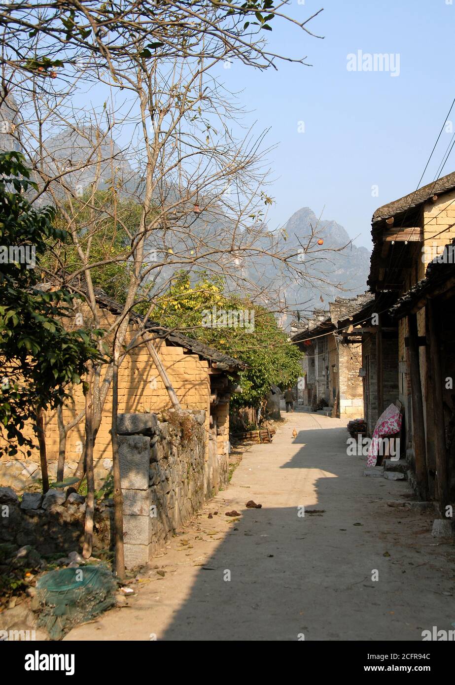 Un piccolo villaggio vicino al fiume li tra Guilin e Yangshuo nella provincia di Guangxi, Cina. Persona non identificabile. Foto Stock