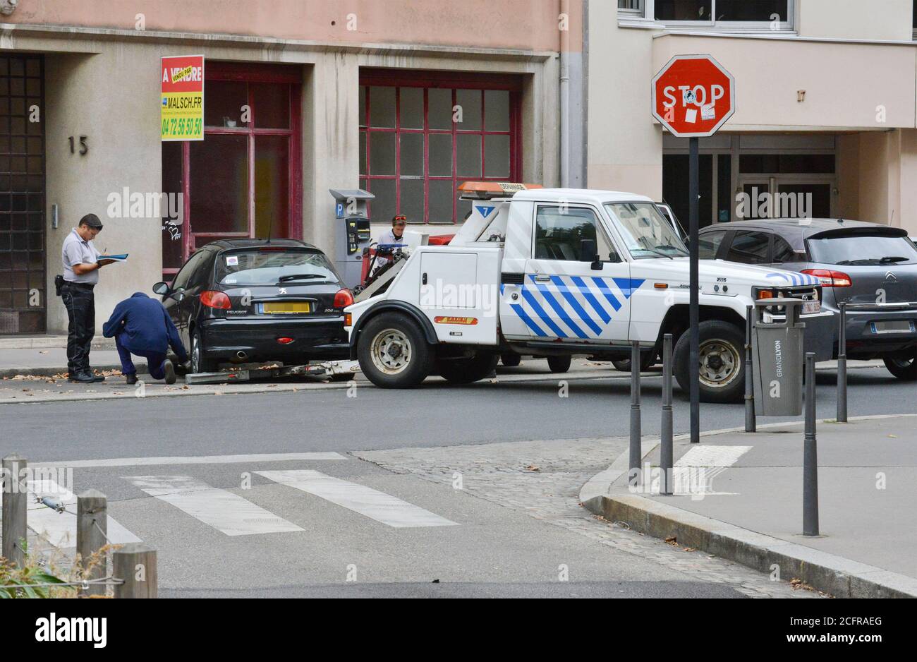 Lione (Francia centro-orientale): 2016/09/20. La rimozione della vettura è impurita, il veicolo causa un ostacolo. Foto Stock