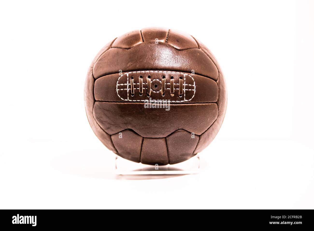 Pallone da calcio vintage in pelle marrone Foto Stock