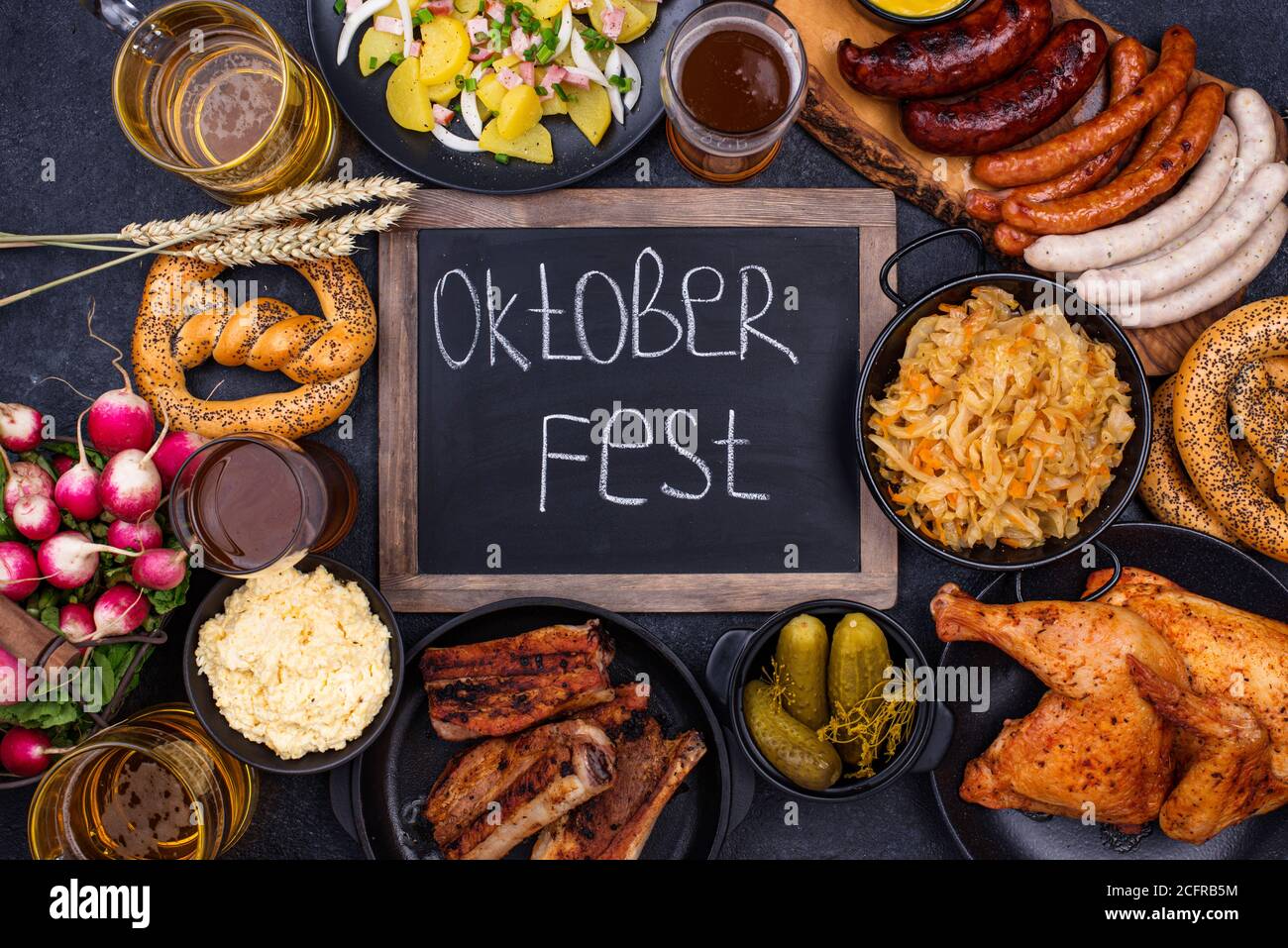 Piatti Oktoberfest con birra, pretzel e salsiccia Foto Stock