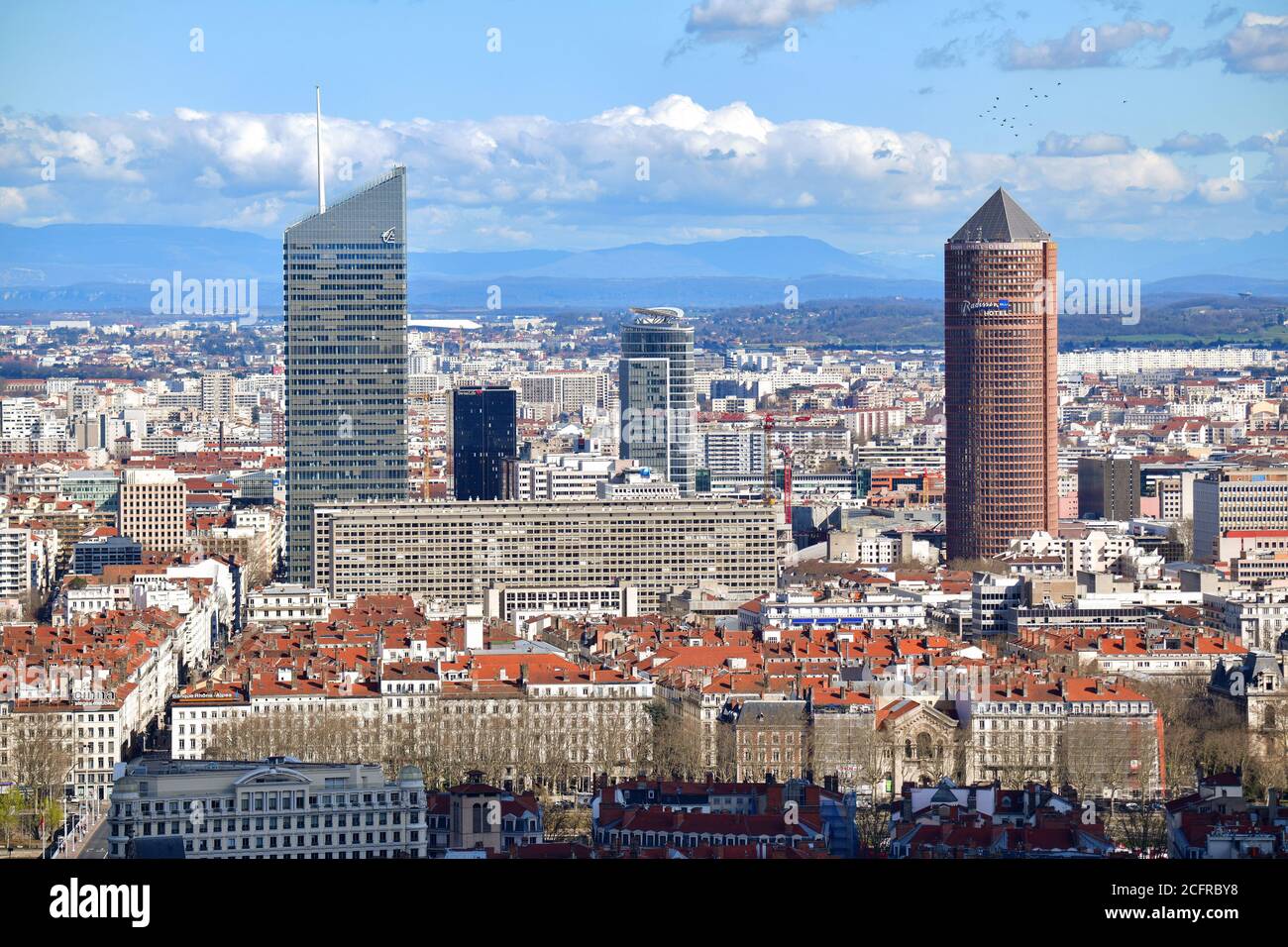 Lione (Francia centro-orientale): Panoramica della città dalla collina di Fourviere. Riva sinistra del fiume Rodano con i grattacieli del distretto di la P. Foto Stock