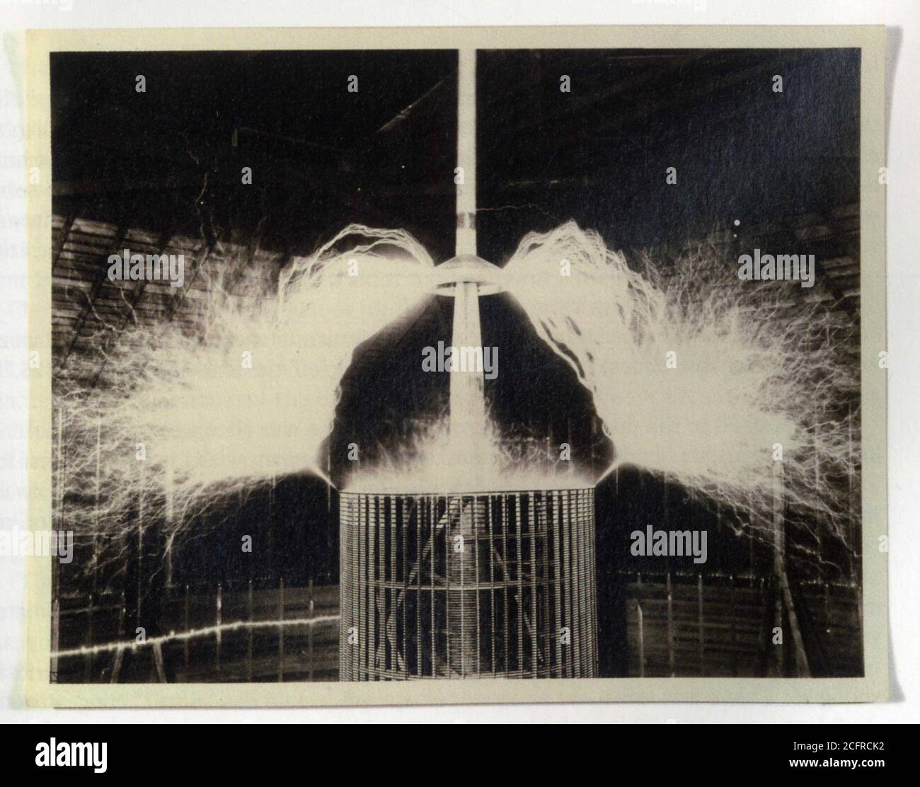 Arcs électriques symétriques. Laboratoire de Nikola Tesla à Colorado Springs. 1899 Foto Stock