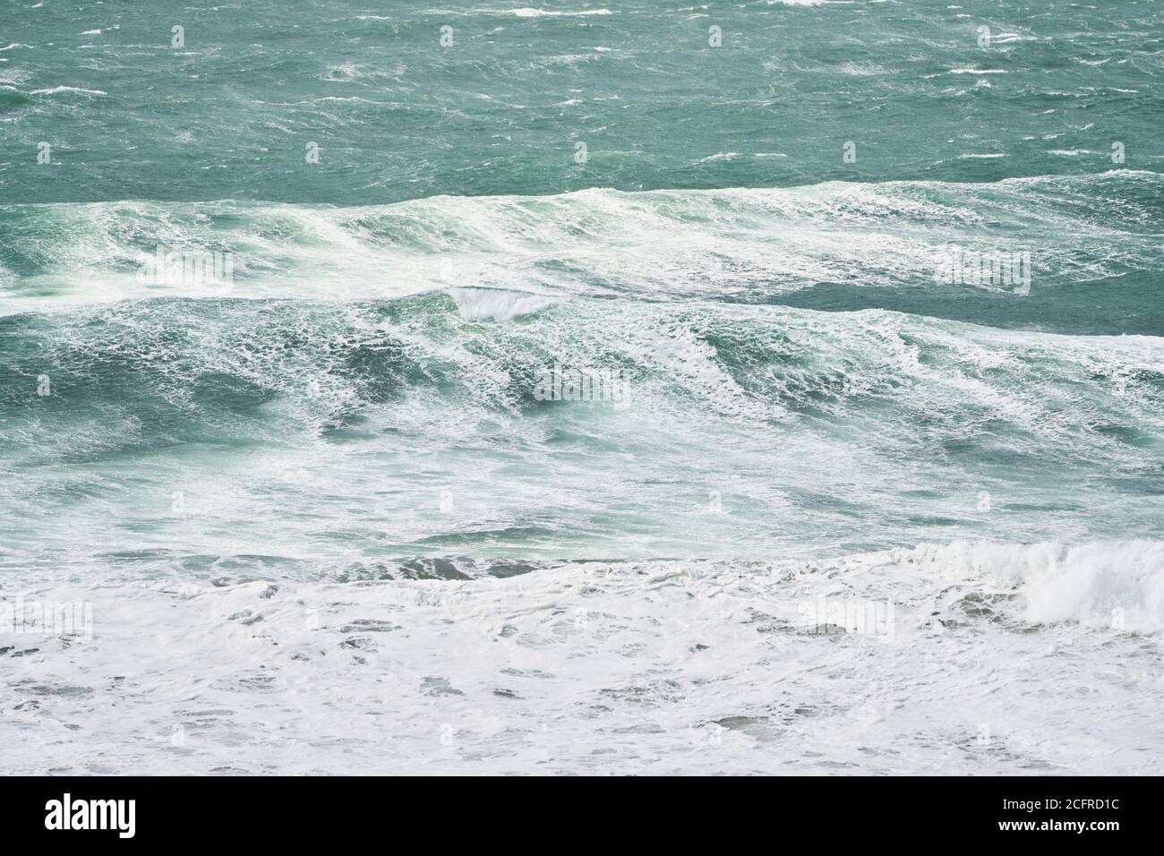 Onde e surf a Pembrokeshire, Galles, a seguito di una tempesta Foto Stock