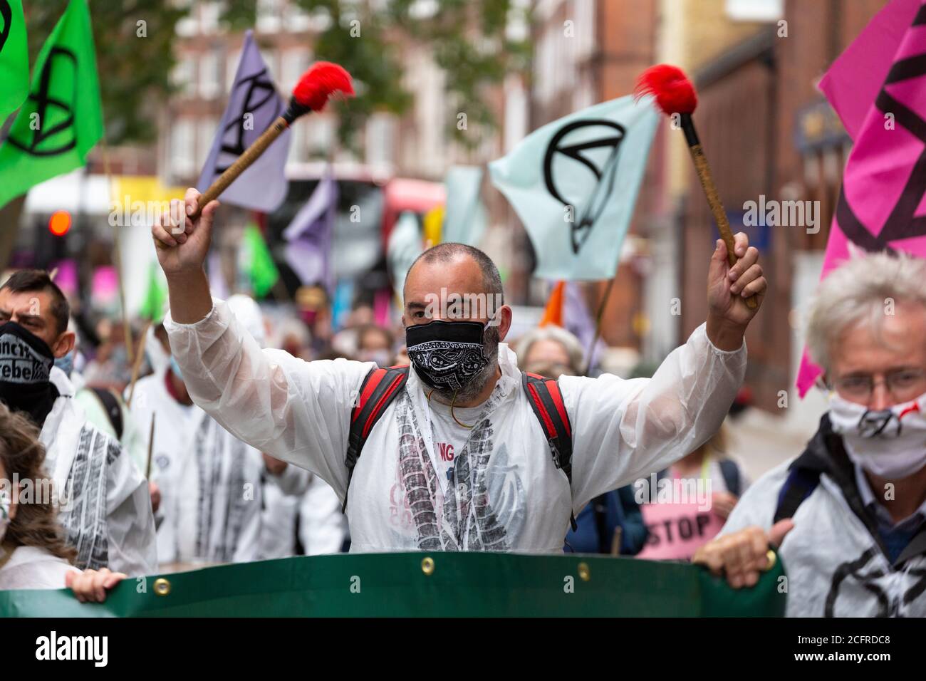 Un batterista della ribellione estinzione alla dimostrazione fuori dal Dipartimento per i Trasporti, Londra, 3 settembre 2020 Foto Stock