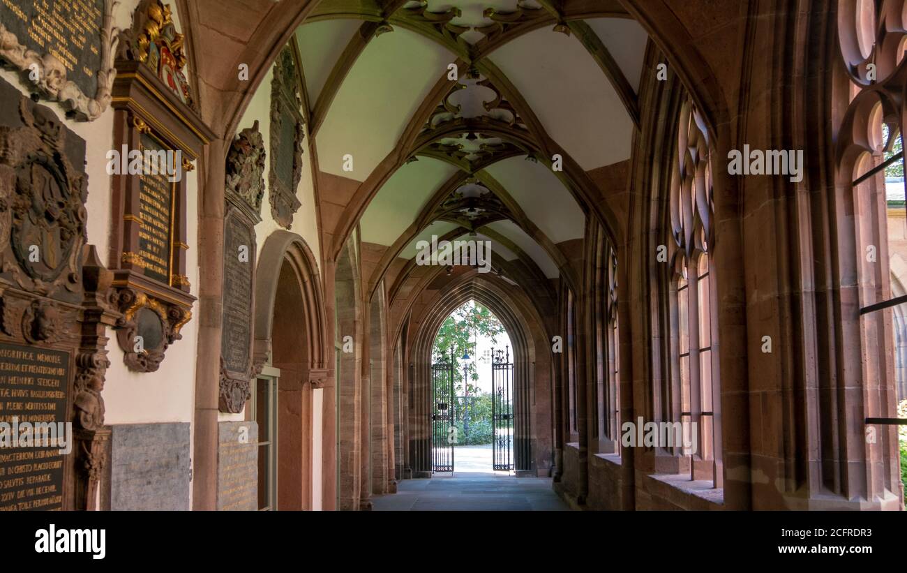 Passaggio in una chiesa con antiche iscrizioni Foto Stock