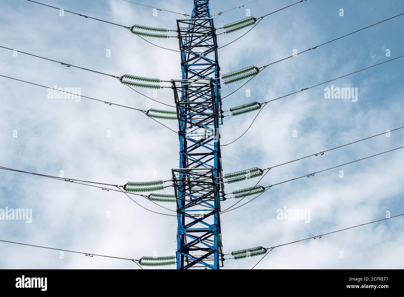 Montante della linea di alimentazione ad alta tensione sullo sfondo del cielo. Fili e isolatori. Foto di alta qualità Foto Stock