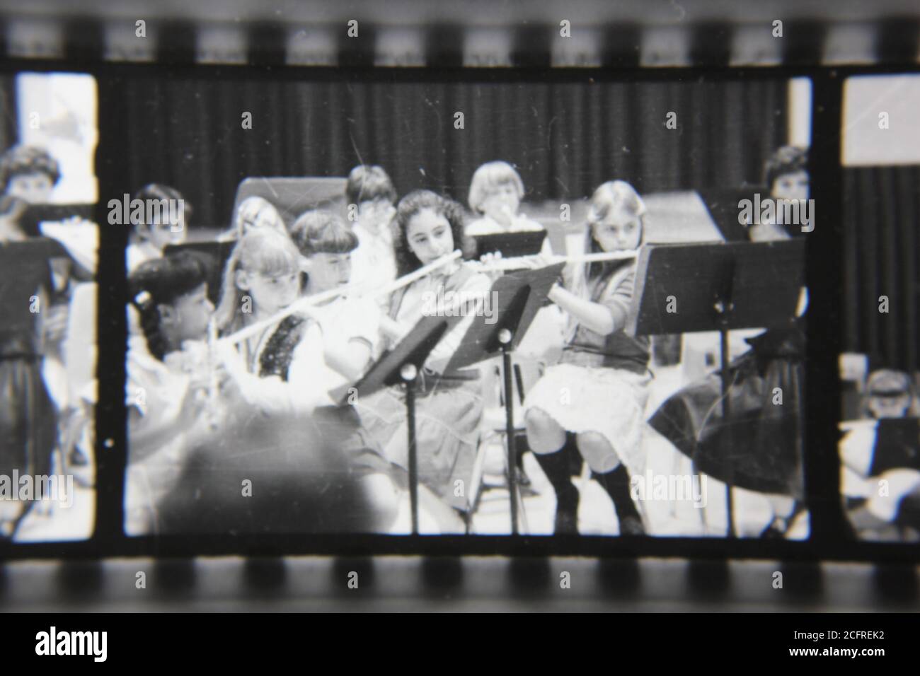 Bella fotografia in bianco e nero degli anni '70 di un recital musicale scolastico. Foto Stock