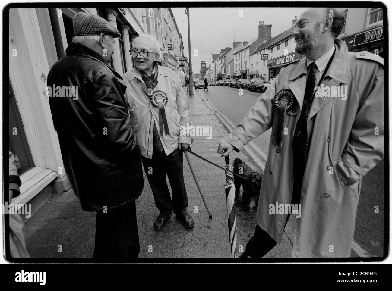 Michael Foot Labour Party leader nella sua ultima campagna elettorale a Breckon e Radnor, Galles, Regno Unito, aprile 1994 con la sua squadra elettorale e Dizzy suo fedele cane Foto Stock