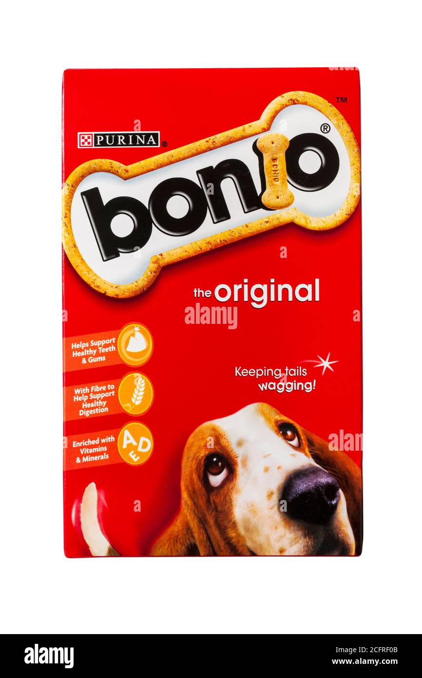 Scatola di biscotti Purina Bonio cane isolato su sfondo bianco Foto Stock