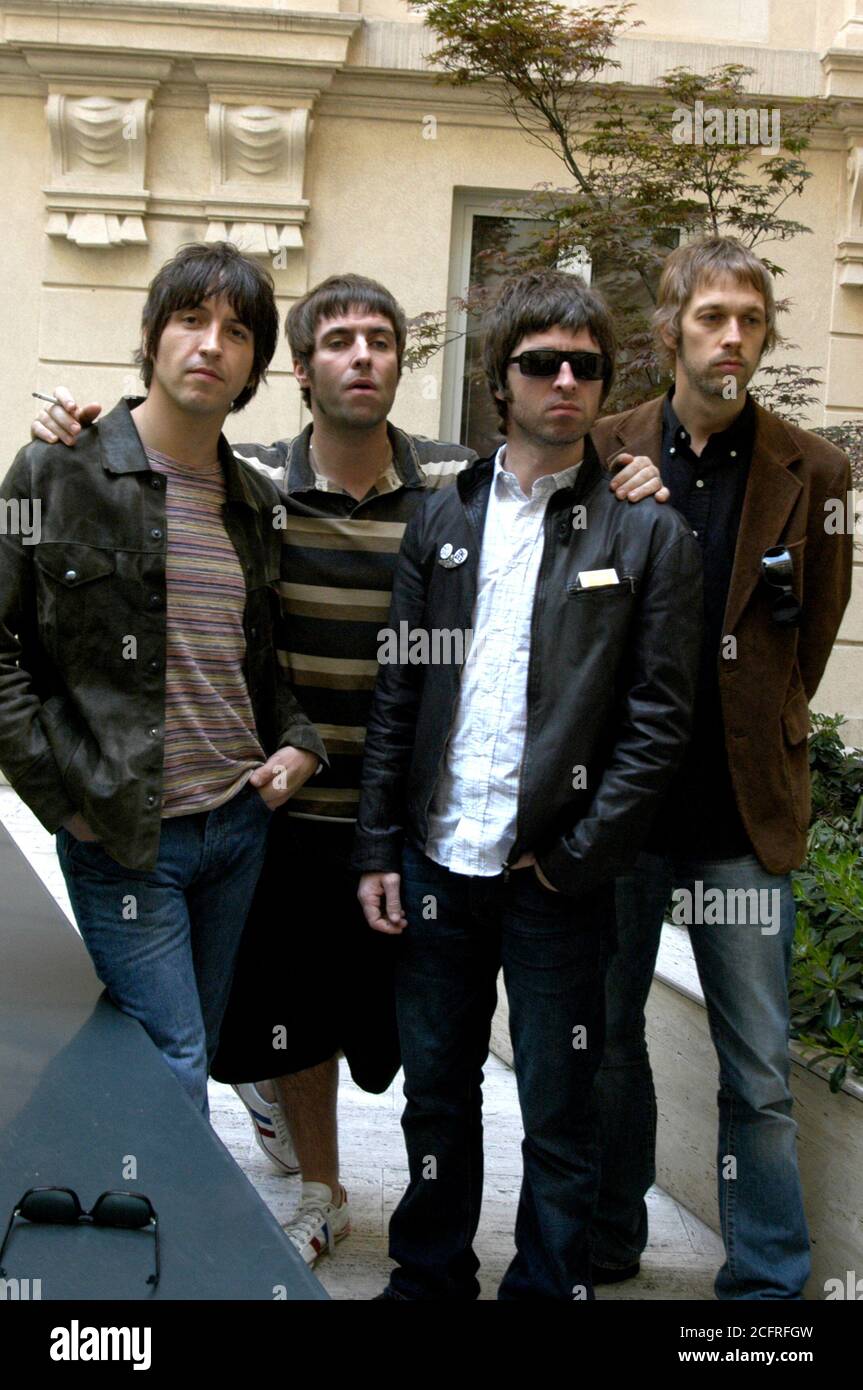 Milano Italia 11/05/2005 : sessione fotografica del gruppo Oasis prima del concerto Foto Stock