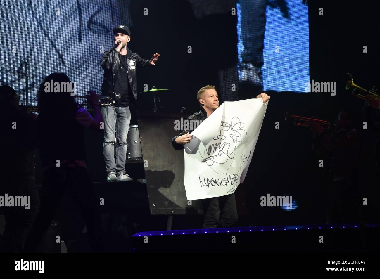 Milano Italia 04/04/2016 : concerto dal vivo dei Macklemore e Ryan Lewis al Forum Assago Foto Stock