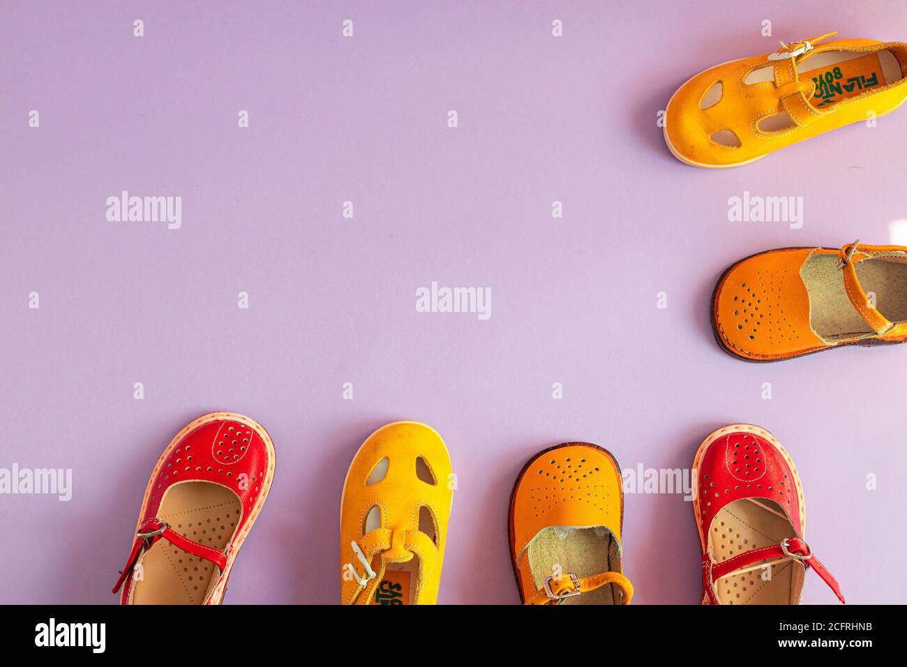Nuove scarpe eleganti, gialle e rosse, su sfondo colorato color pastello,  con copyspace, vista dall'alto, disposizione piatta Foto stock - Alamy