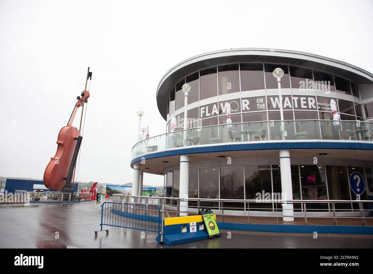 18 agosto 2020 - Sydney, Cape Breton, Canada: Vista esterna del sapore del ristorante sull'acqua e anche il simbolo gigante fiddle Foto Stock