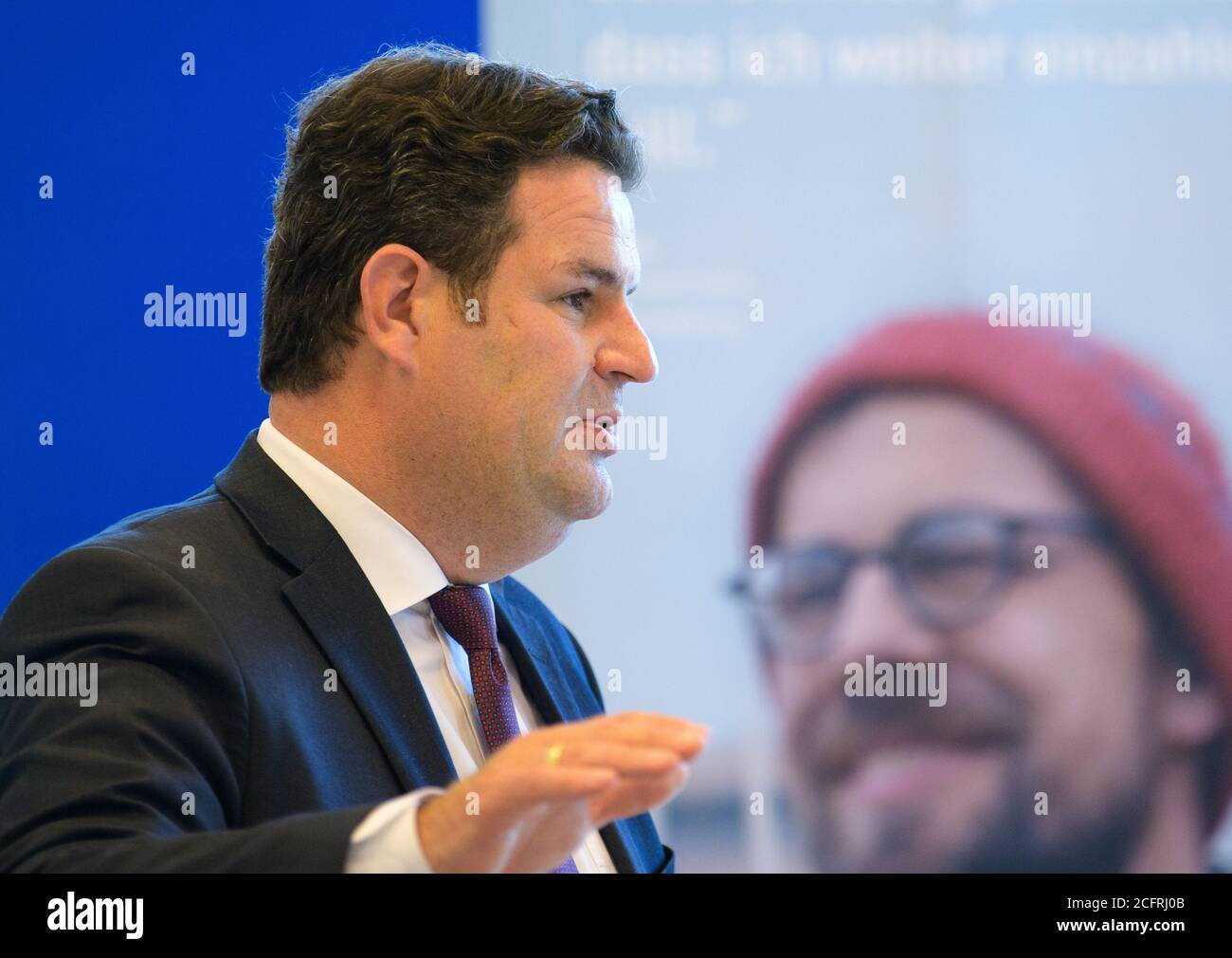 07 settembre 2020, Brandeburgo, Teltow: Hubertus Heil (SPD), Ministro federale del lavoro e degli affari sociali, parla dopo il suo tour della Seehof Rehabilitation Clinic della tedesca assicurazione pensioni (DRV) di fronte a un poster pubblicitario della compagnia di assicurazione. La sua visita si è concentrata, tra l'altro, sulle discussioni con i pazienti, sugli attuali sviluppi della riabilitazione e sulle possibilità della terapia post-corona. Foto: Soeren Stache/dpa-Zentralbild/dpa Foto Stock