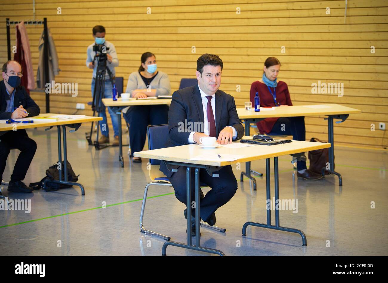 07 settembre 2020, Brandeburgo, Teltow: Hubertus Heil (M, SPD), Ministro federale del lavoro e degli affari sociali, si trova in palestra tra dipendenti e rappresentanti dei media dopo il suo tour della Seehof Rehabilitation Clinic dell'assicurazione pensione tedesca (DRV). La sua visita si è concentrata, tra l'altro, sulle discussioni con i pazienti, sugli attuali sviluppi della riabilitazione e sulle possibilità della terapia post-corona. Foto: Soeren Stache/dpa-Zentralbild/dpa Foto Stock