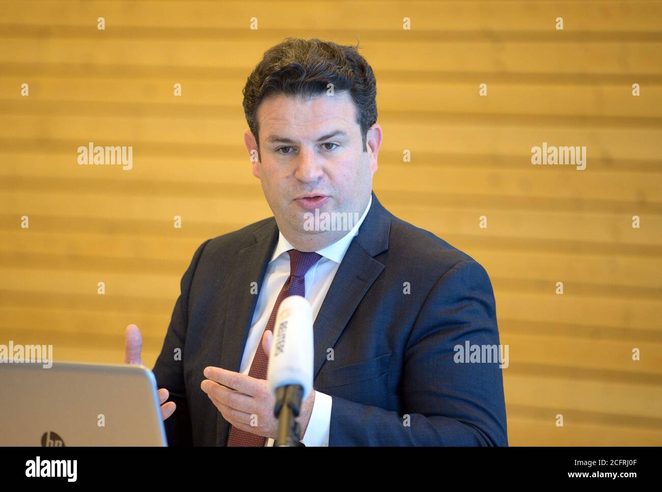 07 settembre 2020, Brandeburgo, Teltow: Hubertus Heil (SPD), Ministro federale del lavoro e degli affari sociali, parla dopo il suo tour della Seehof Rehabilitation Clinic della tedesca assicurazione pensioni (DRV) di fronte a un poster pubblicitario della compagnia di assicurazione. La sua visita si è concentrata, tra l'altro, sulle discussioni con i pazienti, sugli attuali sviluppi della riabilitazione e sulle possibilità della terapia post-corona. Foto: Soeren Stache/dpa-Zentralbild/dpa Foto Stock