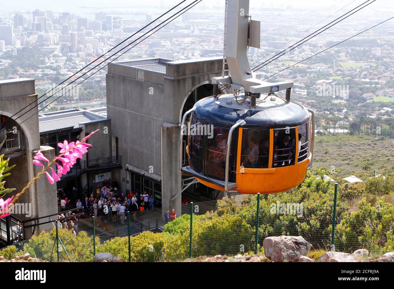 Una funivia di Table Mountain che inizia a salire sulla montagna. Foto Stock