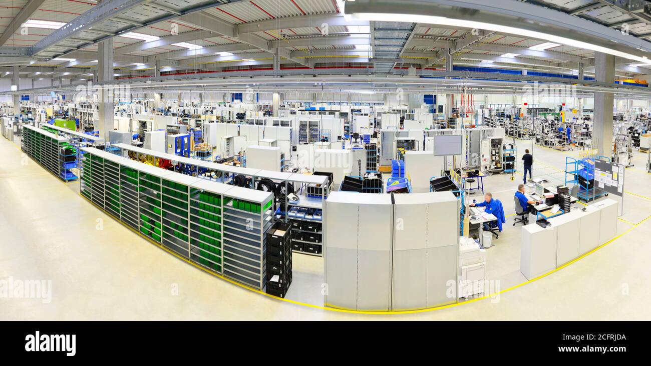 panoramica moderna sala industriale - sito di produzione di una fabbrica per il montaggio di apparecchiature elettriche in armadi di gruppi di comando in motori meccanici Foto Stock