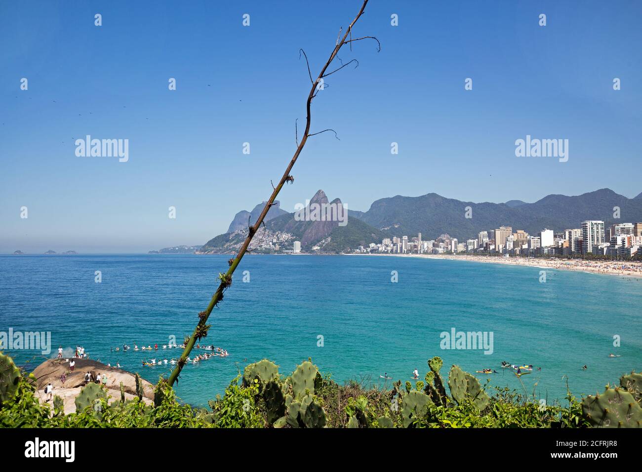 Vista da Copacabana con vista sulla costa di Leblon e Ipenema e una favela in lontananza. Foto Stock