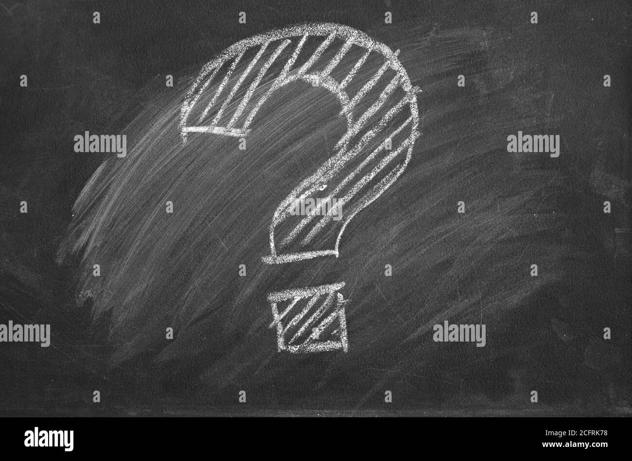 Punto interrogativo tracciato in gesso su una lavagna Foto Stock