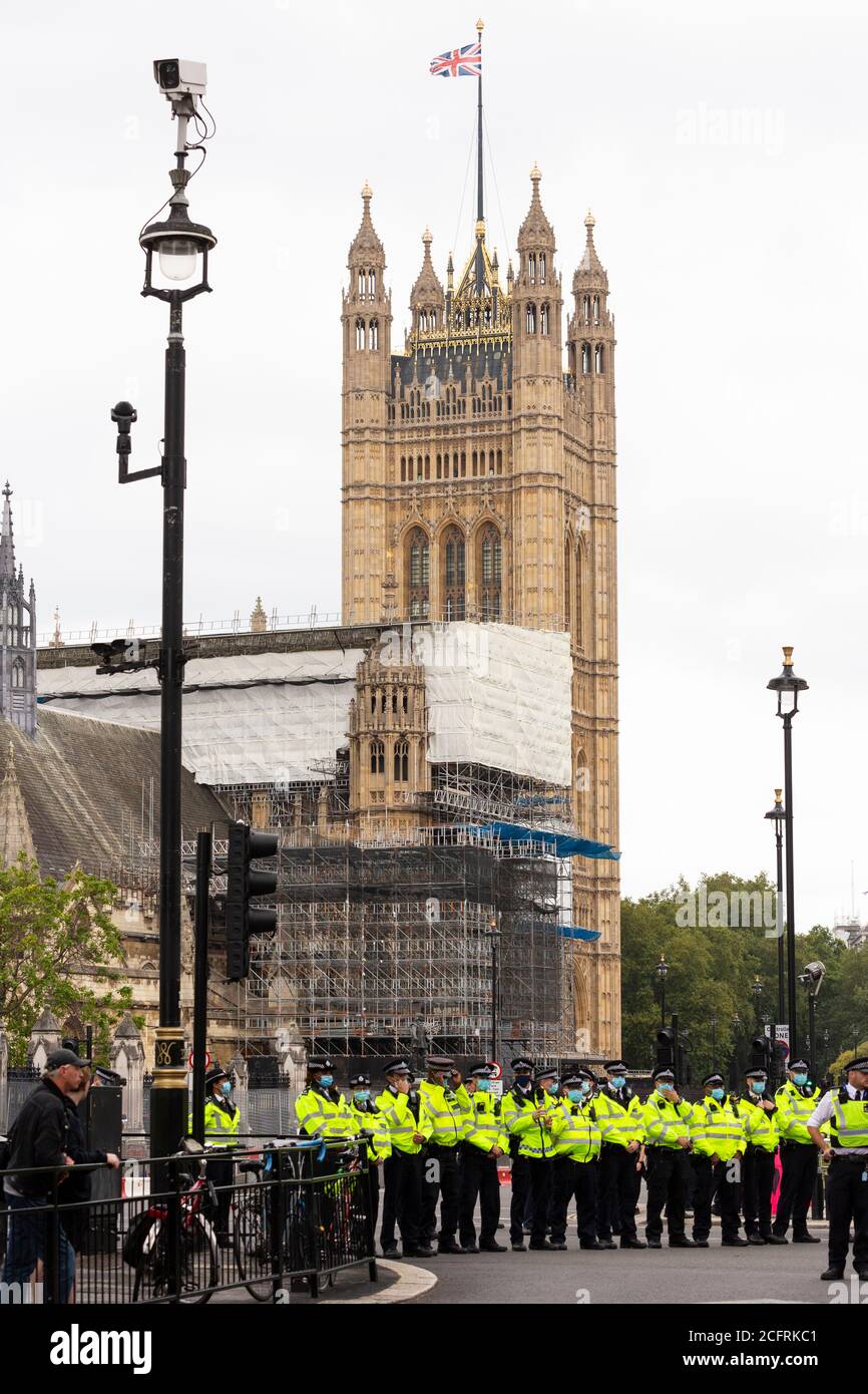 Blocco della polizia di fronte al Parlamento, 'Carnevale della corruzione' Extinction Rebellion dimostrazione, Londra, 3 settembre 2020 Foto Stock