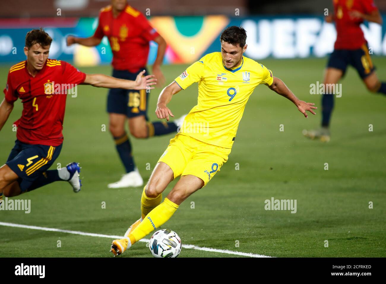 Roman Yaremchuk di Ucraina e Pau Torres di Spagna in azione durante la partita di calcio della UEFA Nations League tra Spagna e Ucraina del 06 settembre; Foto Stock